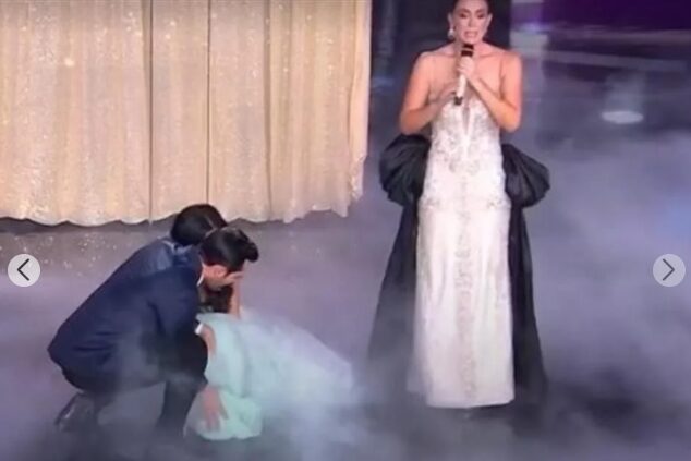 Cae concursante de Miss Universe Latina en el escenario