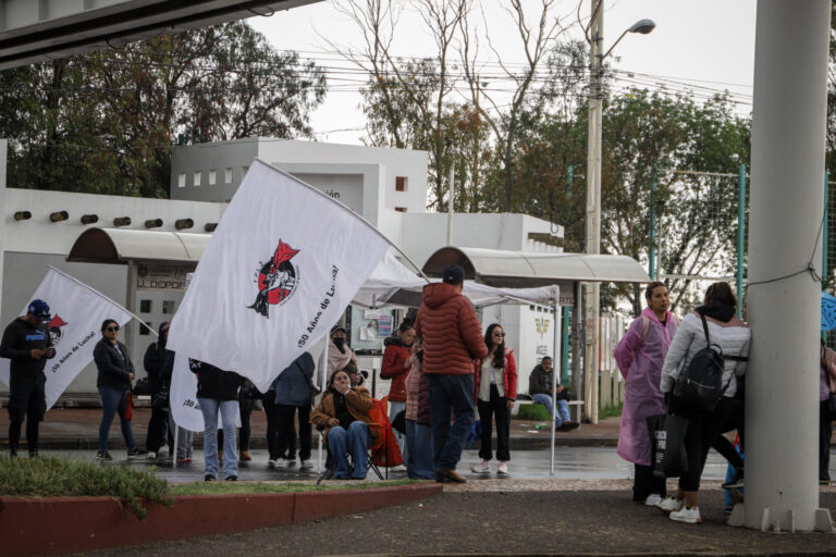 Cendis bloquean Sefin y radicalizan protesta