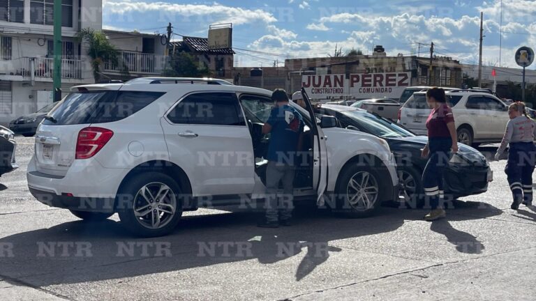 Chocan dos vehículos en Paseo del Mineral; no hay lesionados