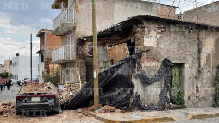 Derrumbe de casa abandonada daña vehículo estacionado