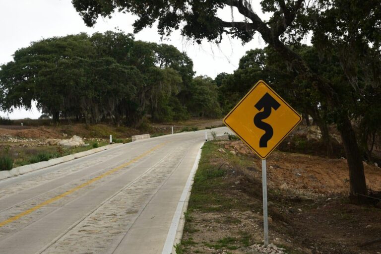 Inspeccionan avance de caminos artesanales