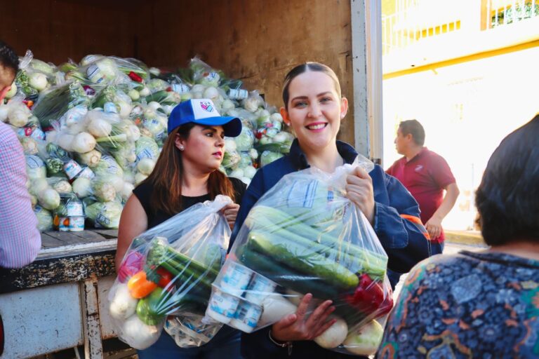 Entregan apoyos alimentarios a colonos de la capital