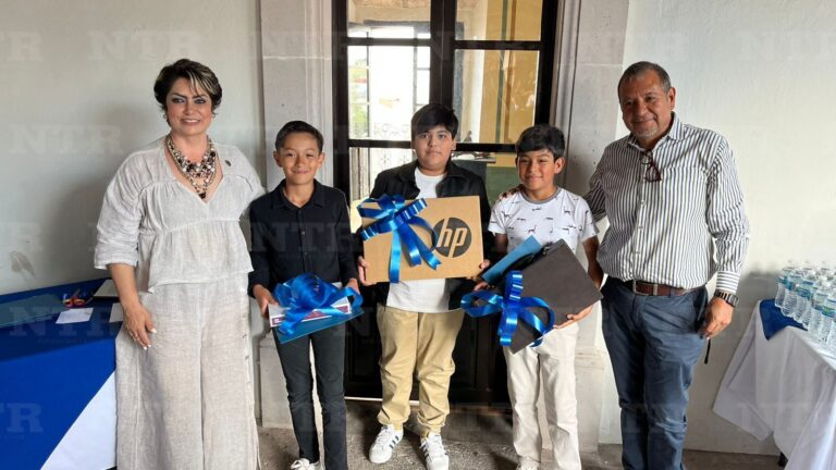 Premian a ganadores de ‘El niño y La paloma’