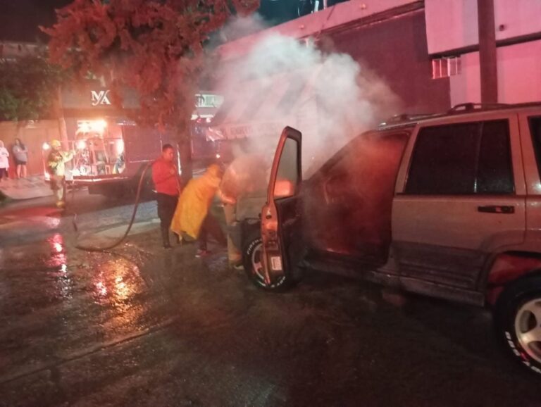 Se incendia camioneta debido a falla eléctrica