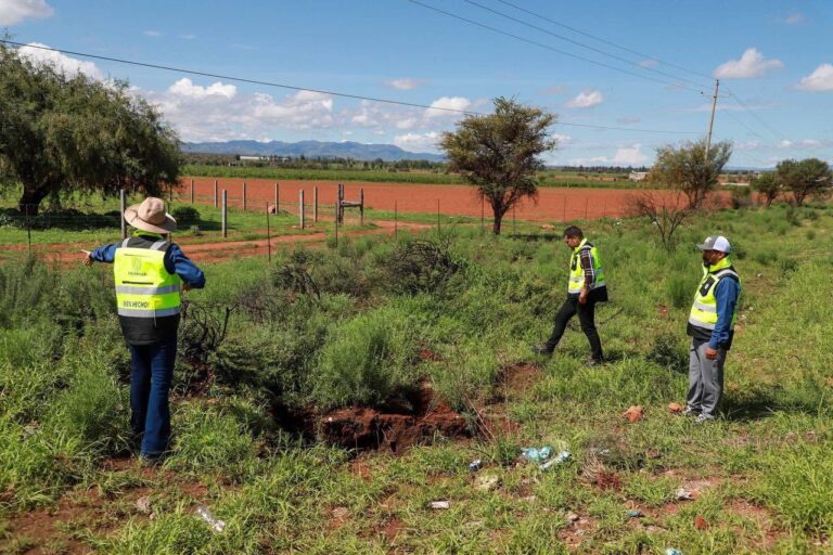 Inspeccionan socavón en carretera rural
