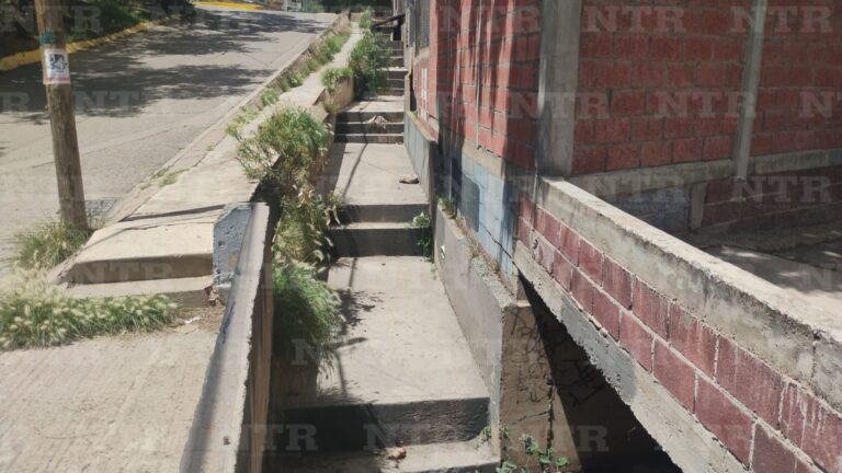 Desnivel causa accidentes en Lomas del Lago