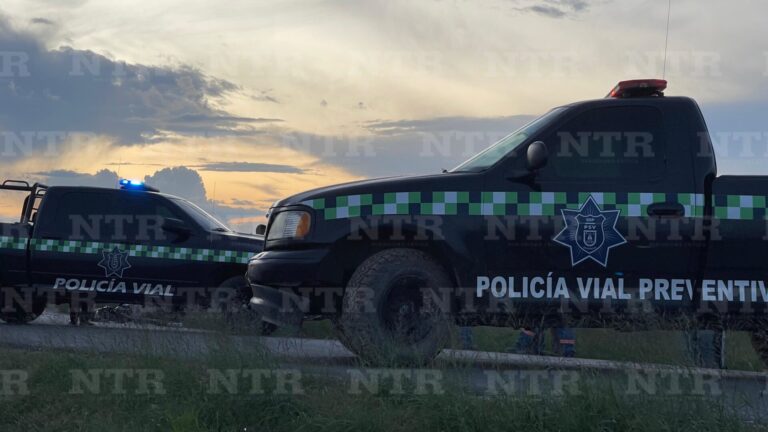 Muere mujer en aparatosa volcadura