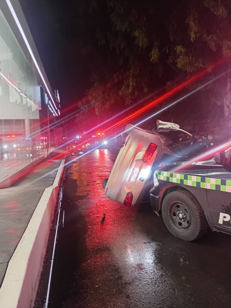 Mujer vuelca aparatosamente su vehículo