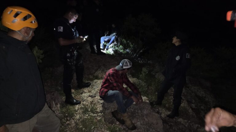 Rescatan a joven extraviado en Sierra de Los Cardos