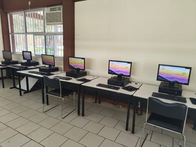 Se integra secundaria de Florencia a Escuelas Linux 8.12