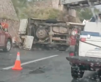 Se vuelca camioneta en la federal 45; no hay heridos