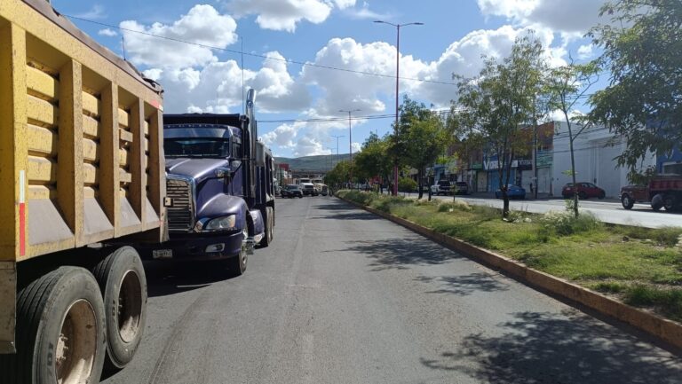 Transportistas bloquean vialidad; exigen trabajo