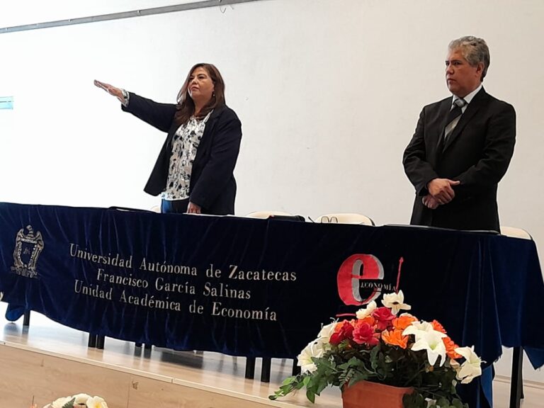 Le toman protesta a directora de la UA de Economía