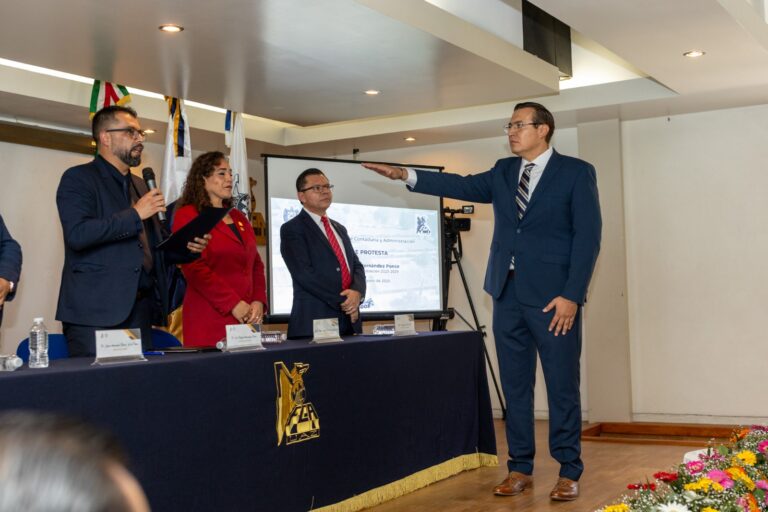 Toma protesta nuevo director de la UACyA