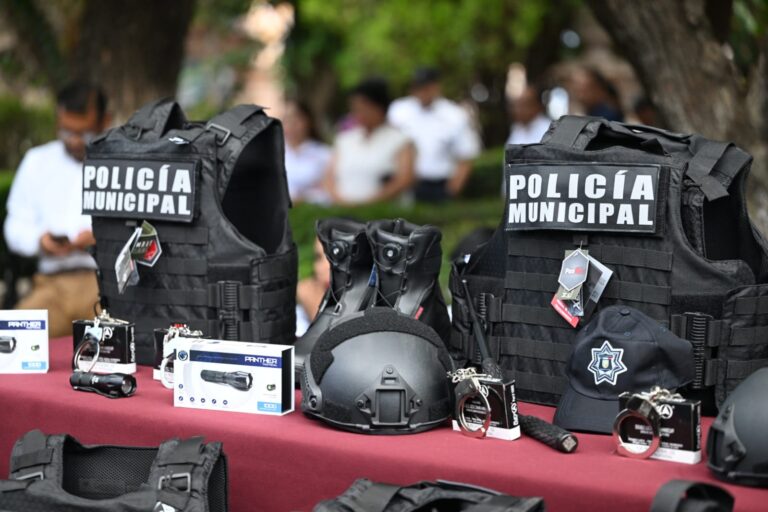 Entregan uniformes y vehículos a policías