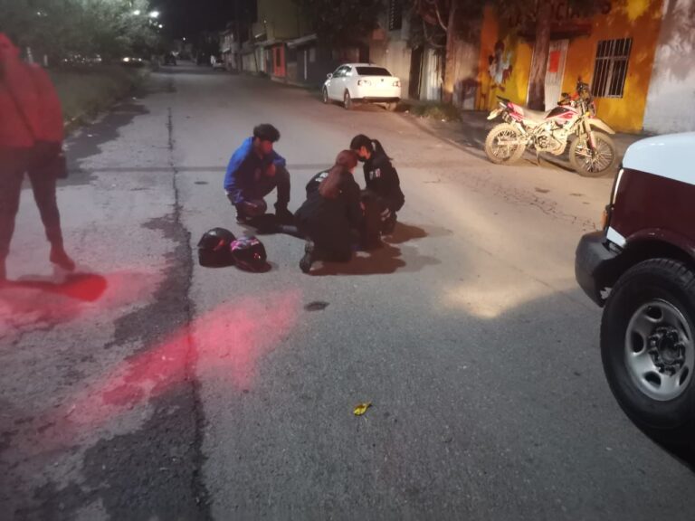 Motociclista resulta herida al caer de su unidad