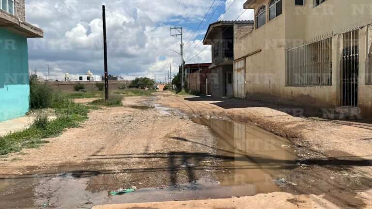 Corren aguas negras por la Ampliación Azteca