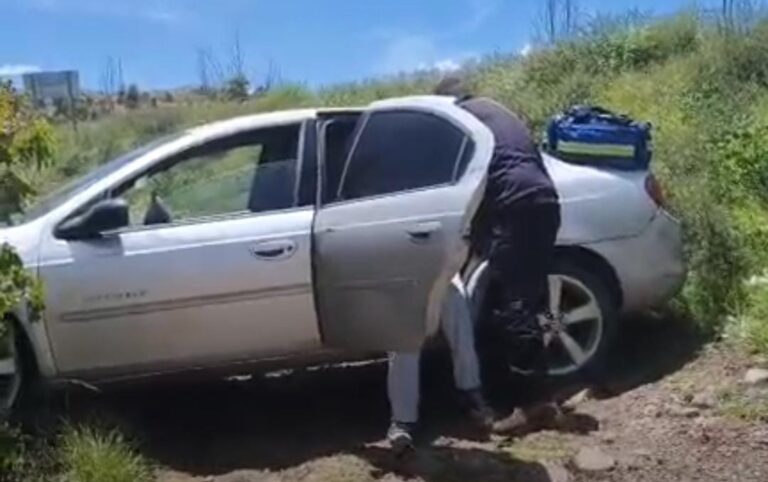 Mujer cae con su auto de una altura de 2 metros