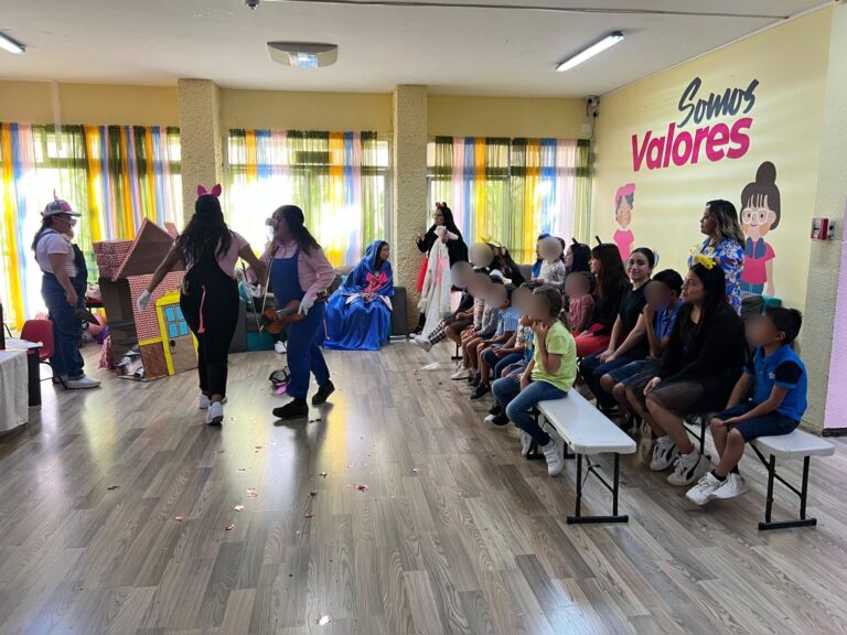 Presentan puesta en escena a niños de la Casa Cuna