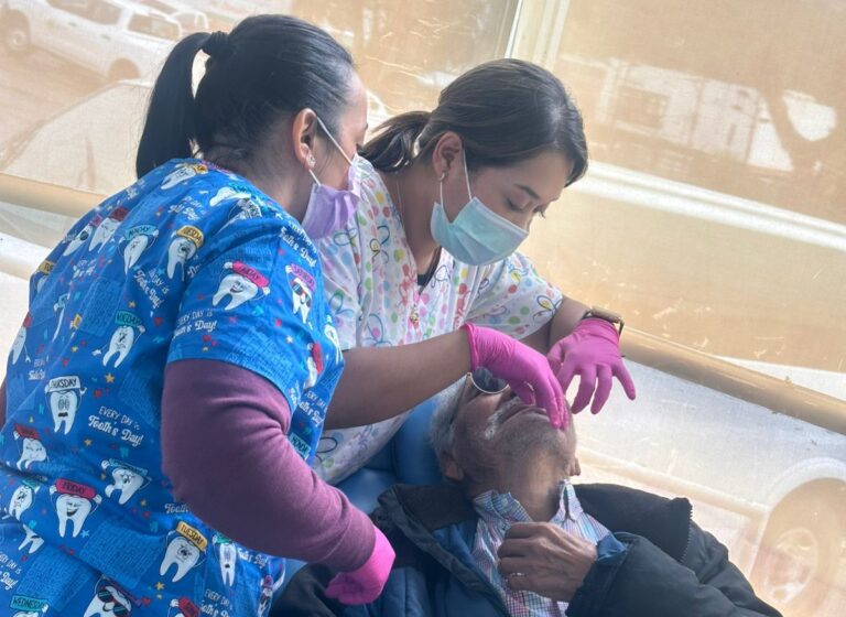 Atienden a adulto mayor en el programa Transformando Sonrisas