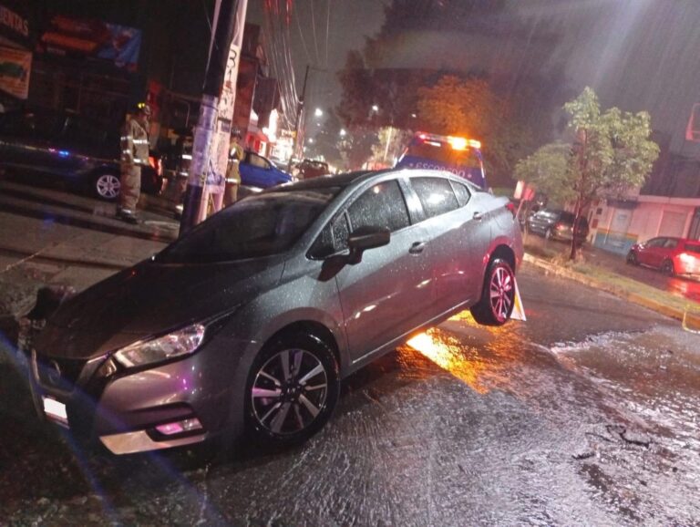Cae vehículo al socavón de la García Salinas
