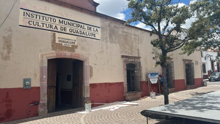 Dan mantenimiento a edificios del centro de Guadalupe