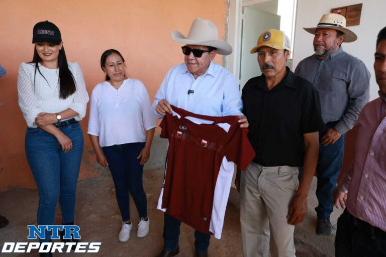 Entrega DMA uniformes a equipo de Puebla del Palmar