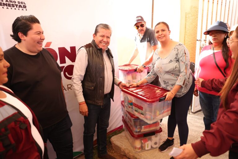 Entregan apoyos a más de mil familias de Plateros