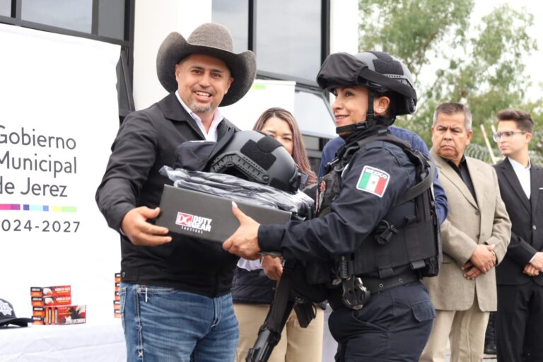 Rinden protesta 15 policías en Jerez