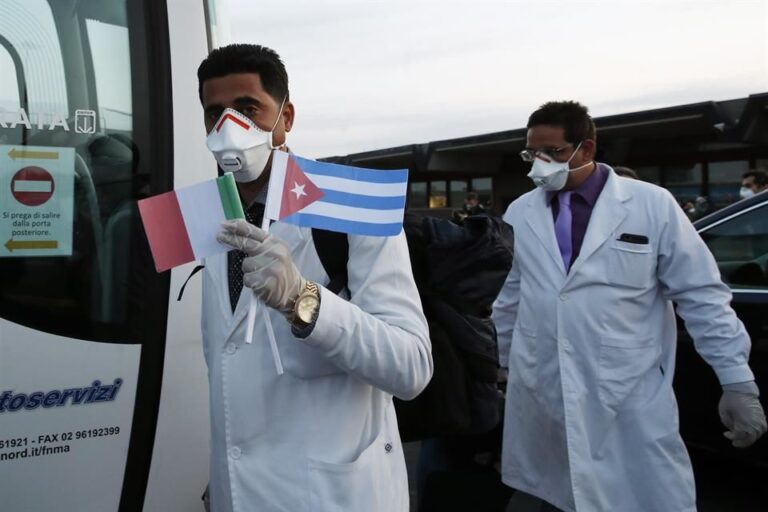 Exigen médicos cubanos pagos en dólares