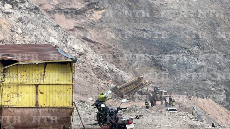 Trabajador queda atrapado; continúan labores de rescate