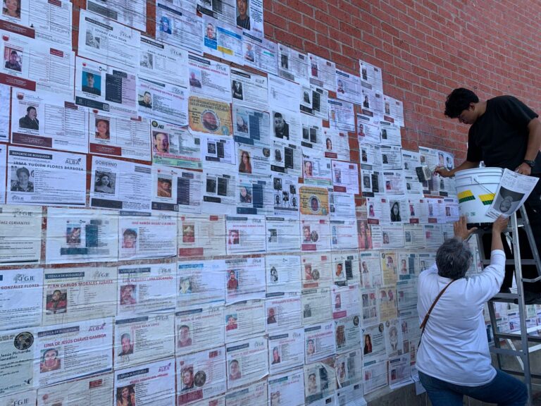 Pegan fichas de desaparecidos en Plaza Bicentenario
