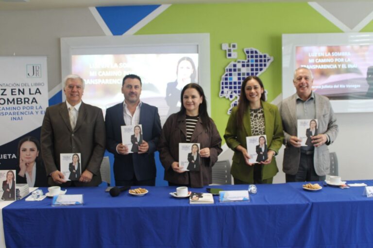 Presenta Julieta Del Río su libro frente a comerciantes