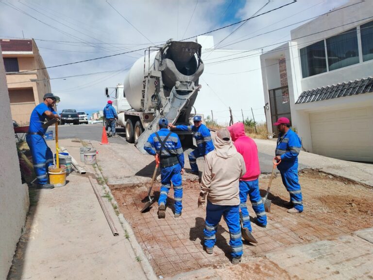 Regidor llama a reportar baches a su celular