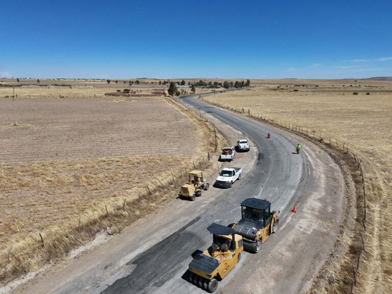 Reparan carretera en Noria de Ángeles