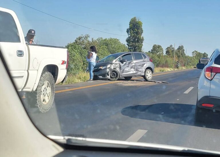 Se accidentan 3 autos por aceite derramado
