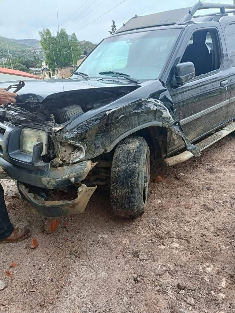 Se queda sin frenos y se impacta contra vehículos
