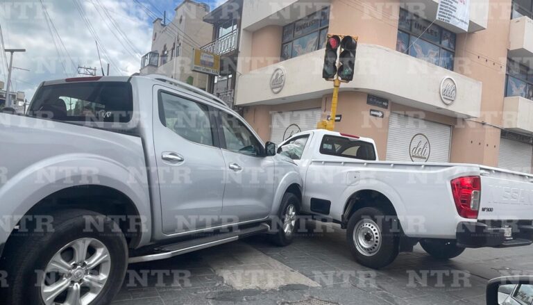 Chocan en semáforo de la García Salinas