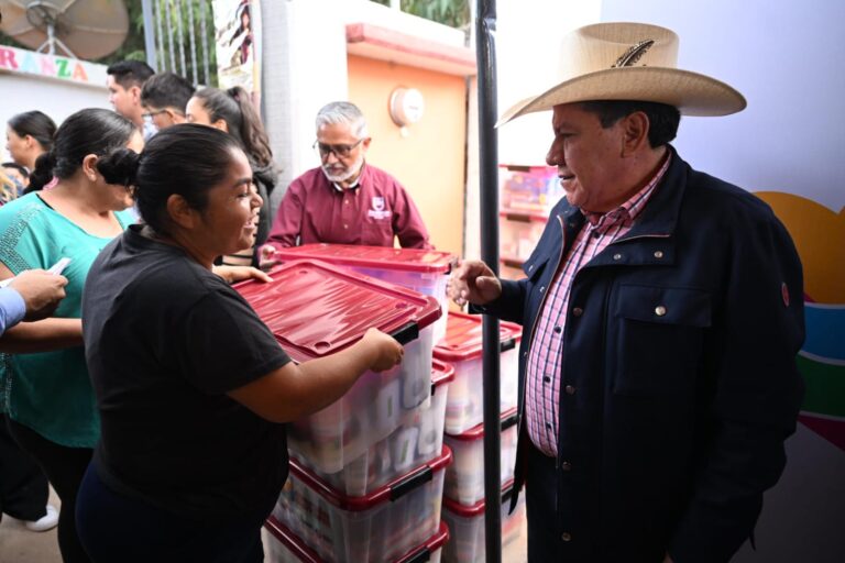 Entregan apoyos alimentarios en Félix U. Gómez