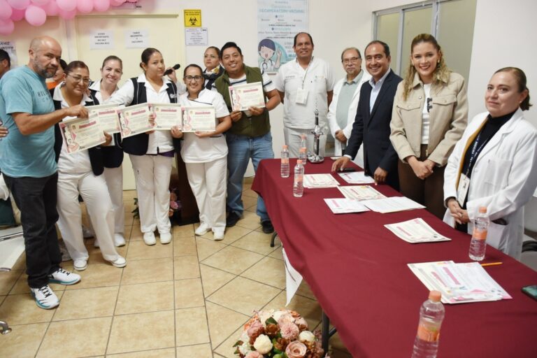 Reconocen a personal del Hospital de la Mujer