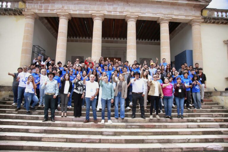 Premian a ganadores de primer Hackatón