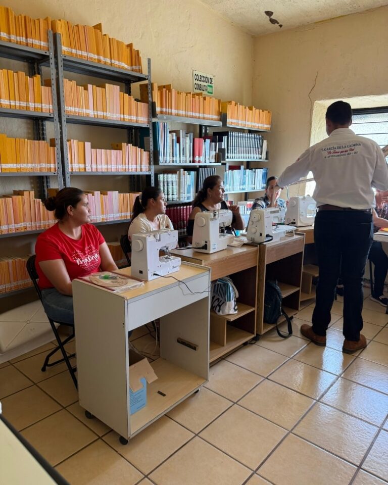 Imparten talleres de confección en García de la Cadena