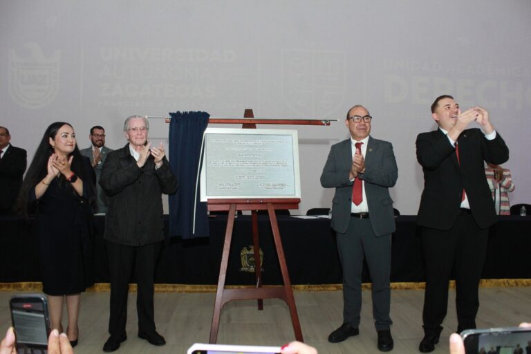 Obtiene constancia de reacreditación licenciatura en Derecho