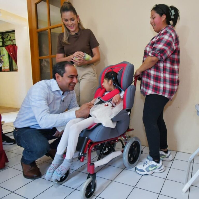 Entrega DIF de Guadalupe silla de movilidad