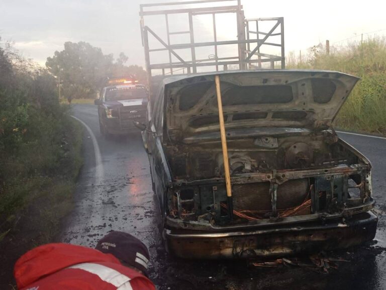 Se incendia camioneta en la federal 23