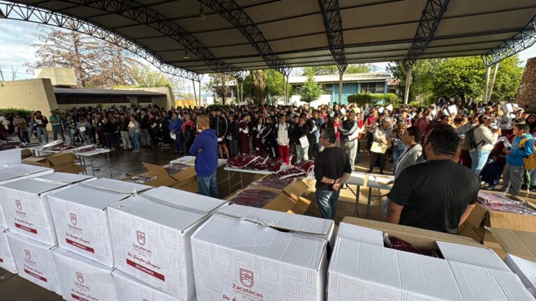 Entregan útiles escolares en Luis Moya y Ojocaliente