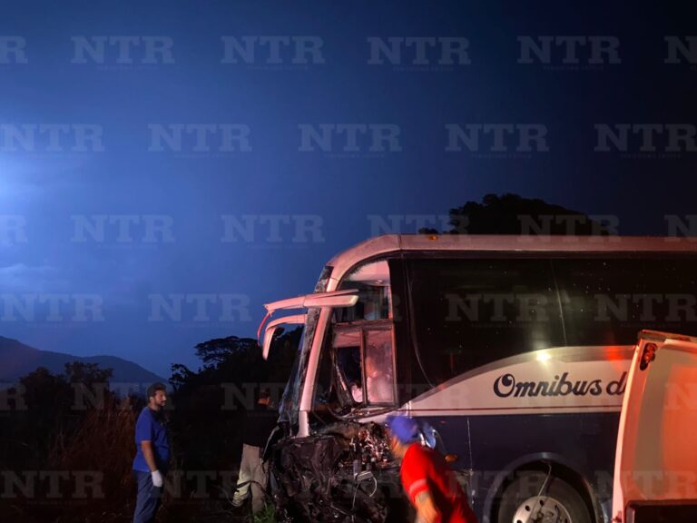 Resulta lesionado conductor de autobús en aparatoso choque
