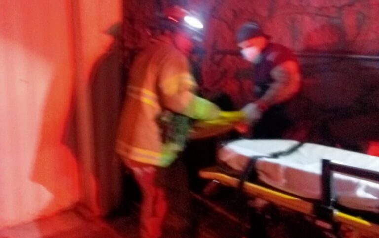 Sufre caída de tres metros y se lesiona