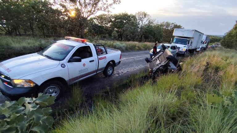 Chocan de frente camión de carga y vehículo particular