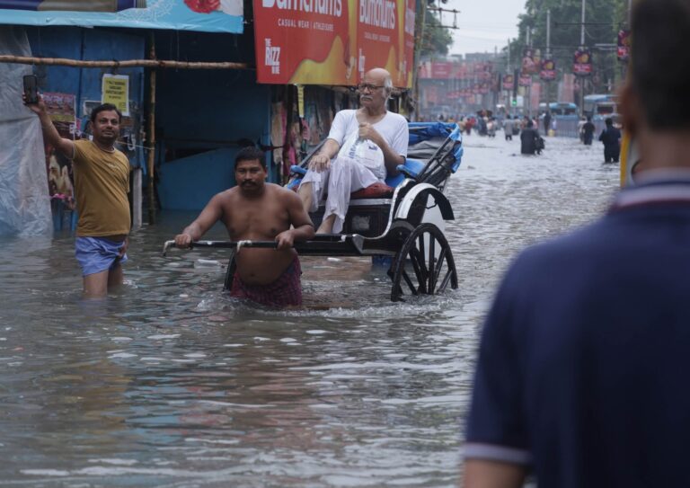 Deja ocho muertos las fuertes lluvias en Calcuta, India